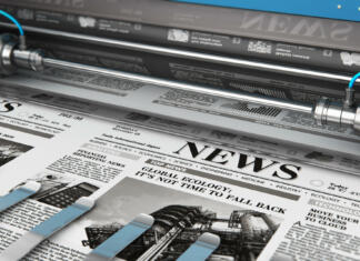 Je tisk res stvar preteklosti? 3D render illustration of printing black and white daily business newspapers or news papers on the offset print machine in typography