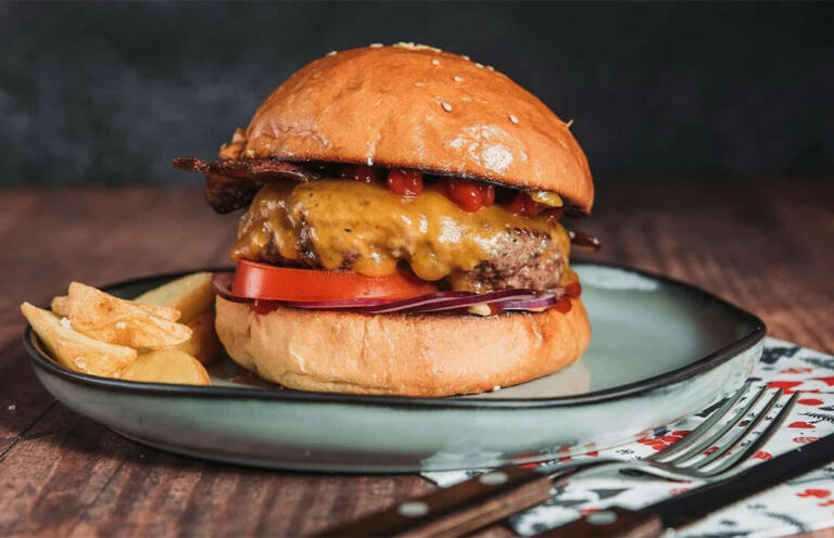 Odličen uspeh! Med najboljšimi burgerji v Evropi kar dva slovenska!