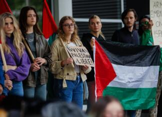 Univerza v Ljubljani: »Izrazili smo zgroženost nad nečloveškimi dejanji Hamasa in nesorazmernim, nedoumljivim odgovorom Izraela« Študentski protest pred Fakulteto za družbene vede