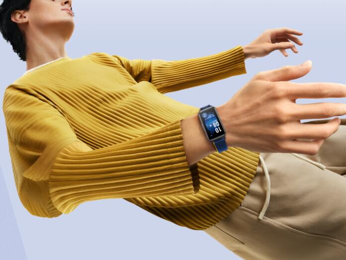 Športna zapestnica Huawei Band 9 na roki moškega
