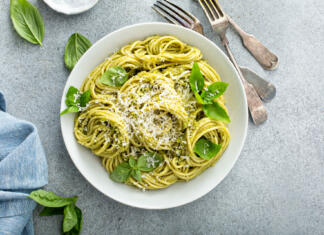 Študent kuha: Pesto z baziliko – klasična italijanska poslastica na domač način Basil pesto spaghetti pasta with fresh basil leaves, olive oil and parmesan