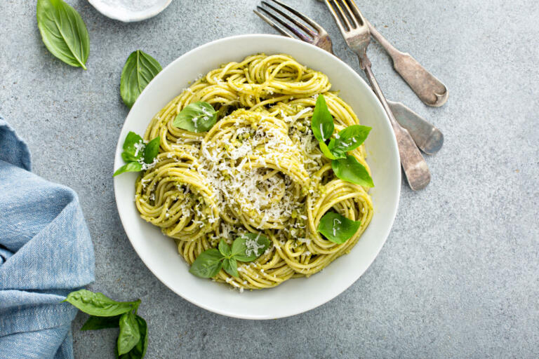 Študent kuha: Pesto z baziliko – klasična italijanska poslastica na domač način