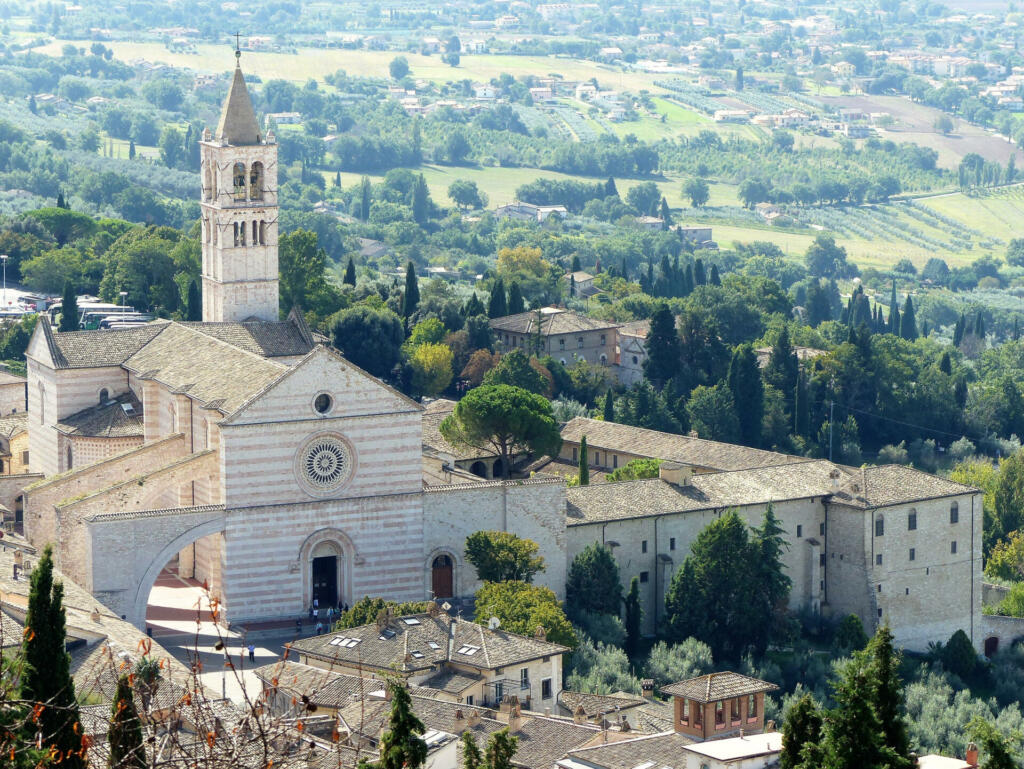 built in the 13th century. Basilica minor. In the crypt is the body of Saint Clare. The church is built with the pink stone of Monte Subasio.