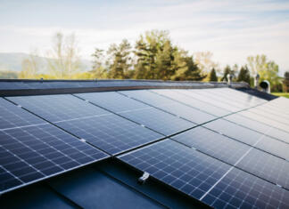Monokristalne ali polikristalne sončne celice – kakšna je razlika? Close up of solar panels installed on the roof.
