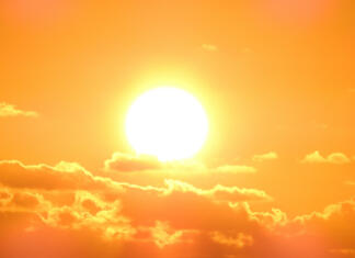 Kolikšna je masa Sonca? Clouds illuminated at sunrise over the Pacific Ocea,n viewed from the southern cliffs of Bondi Beach, Sydney on 4 March 2023.