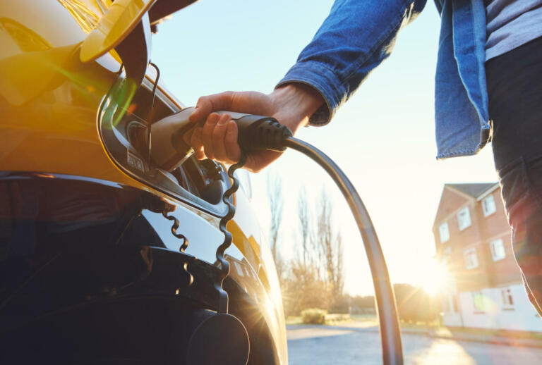 Z novo aplikacijo bo z električno polnilnico za avtomobile lahko zaslužil že vsak