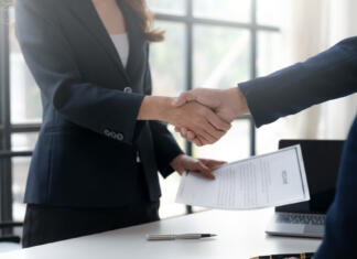 Koraki do prve zaposlitve po končanem študiju Employment and recruitment. Human resources manager shaking hands with job applicants. Greeting and welcoming new employees.