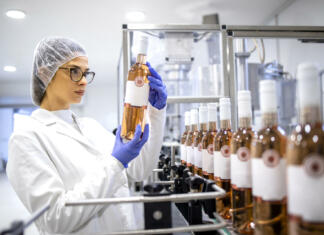 E-jezik, ki zaznava pokvarjeno vino hitreje od ljudi Female factory expert controlling wine production in alcohol beverage bottling plant.