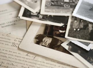 Roland Barthes – Camera Lucida: Esej o fotografiji Genealogy family history theme with old family photos and documents.