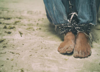 Ko družbena omrežja razrešijo primer trgovine z ljudmi hopeless man feet tied together with rope, human trafficking