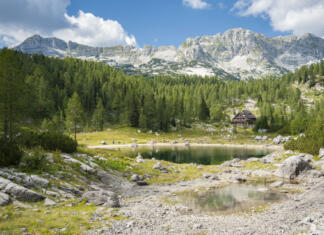 Glasovanje bo odločilo, katero planinsko pot bodo obnovili: izberi svojo naj planinsko pot Hut at Triglav lakes, Triglav national park, Slovenia