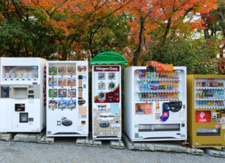 Dežela vzhajajočih prodajnih avtomatov: Kako si je Japonska podjarmila svet avtomatov? Kyoto, Japan - November 18, 2016: Varieties of food and drink vending machine are easy to find along the street in the park, Kyoto, Japan