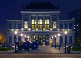 10 galerij v Sloveniji, ki jih mora obiskati vsak Ljubljana, Slovenia - December 29, 2017: Facade of Slovenian National Gallery on 100th anniversary. Building of National Gallery of Slovenia with 100th anniversary sign in front. Narodna galerija