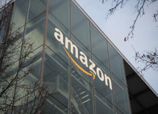 Amazon z napredno tehnologijo drastično zmanjšal količino embalaže: Ali dejansko pomaga? Munich, Bavaria Germany - December 11 2022: Amazon Deutschland Services GmbH e-commerce german headquarters office building with glass green trademark logo. Ultra HD
