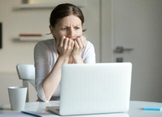 Grozljivi podatki: V zadnjih 2 tisoč letih se to še ni zgodilo Portrait of a young woman at the desk with a laptop, her hands at her face at a fear. Business concept photo, lifestyle