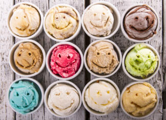 9 presenetljivih sladolednih okusov, ki niso za vsakogar Selection of gourmet flavours of Italian ice cream in vibrant colors served on an old rustic wooden table in an ice cream parlor, overhead view