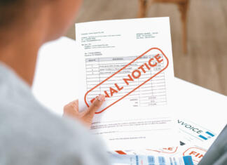 Koliko časa moramo hraniti položnice? Stressed young woman has financial problems with credit card debt to pay crucial show concept of bad personal money and mortgage pay management crisis.