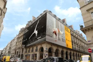 002-Samsung-Paris-2024-New-Art-OOH-Campaign-Pyramides