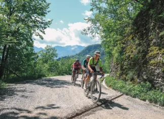 TOP gravel dogodki v Sloveniji v letu 2025 Prva skupina kolesarjev med dirko