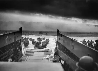 80 let od usodne operacije Overlord: Na današnji dan Fotografija ameriških vojakov ob izkrcanju na plaži Omaha, 6. 6. 1944.