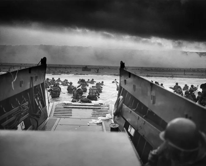 Mineva 80 let od dneva D! Fotografija ameriških vojakov ob izkrcanju na plaži Omaha, 6. 6. 1944.