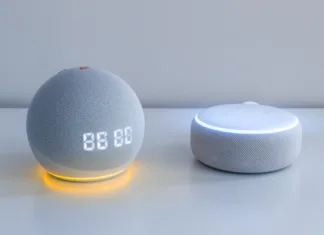 Pametni zvočnik Amazon Alexa Echo Dot: katere funkcije podpira v Sloveniji? Amazon echo dot, Voice controlled speaker with activated voice recognition, on light background.