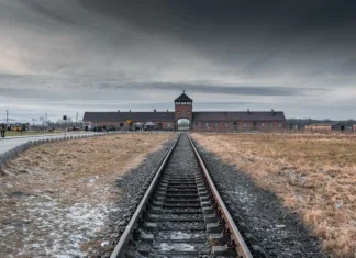Nacistična taborišča, ki jih mora obiskati vsak Auschwitz Birkenau, Poland, 9 January 2022: The railway conducing into Auschwitz II Birkenau nazist extermination camp