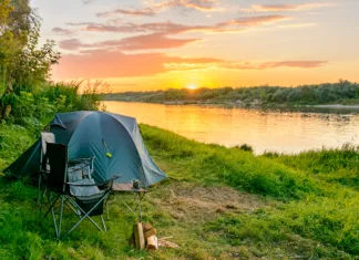 Česa ne smeš pozabiti, ko se odpravljaš na kampiranje Camping tent in a camping in a forest by the Oka river. Russia