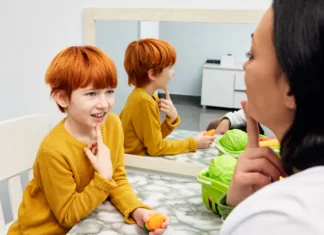 Izjemen dosežek! Locirana možganska mrežo, odgovorna za jecljanje Female speech therapist working and training red-haired child with speech difficulties to develop speech, language and communication skills