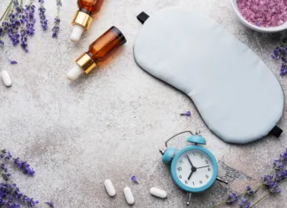 So naravna uspavala res rešitev za nespečnost? Healthy sleep concept. Relax composition with sleep mask, lavender oil and lavender flowers