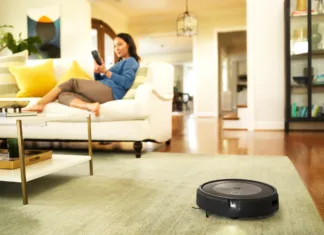 Zaradi tega je Roomba njegova najboljša prijateljica Roomba v dnevni sobi