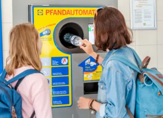 Bomo tudi pri nas začeli vračati embalažo? – Kavcijskemu sistemu s(m)o vse bolj naklonjeni Leipzig, Germany - May 23, 2018: Woman friends together at the reverse vending machine recycle plastic bottles, ecology concept