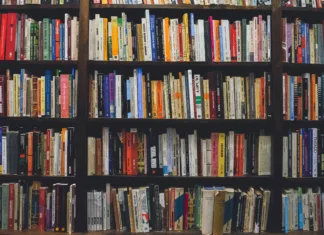 Kaj bomo brali letošnjo pomlad? Lisbon, Portugal, October 10, 2022. Bookstore in the city center of Lisbon.