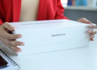 Svarilo pred nakupom tega novega izdelka Minsk, Belarus, October 11, 2021:In female hands box from MacBook Air laptop. Expensive gift for a woman concept