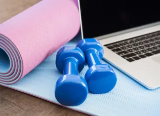 Top 5 vaj za telovadbo doma! Učinkovita in preprosta rutina Set of workout inventory, using laptop computer. Body care, healthy lifestyle, distance exercising, sport, workout, technology, pilates concept