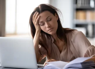 Tako izpitno obdobje vpliva na mlade Tired millennial girl student sit at desk fall asleep studying late hours at laptop at home, exhausted young woman take nap sleep at workplace working on computer, exhaustion, fatigue concept