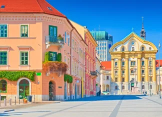 Pilotni projekt prestolnice, ki bi lahko postal zgled mnogim View of Congress Square and the Ursuline Church of the Holy Trinity in the center of Ljubljana, Slovenia.