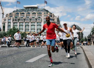 Mo Farah s Huaweiem navdušil med tekom po Parizu Tekači s Huaweiem tekli po ulicah Pariza
