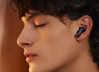 Huawei FreeBuds 6i z izjemnim zvokom in stilom v koraku z vami! brezžične slušalke Freebuds 6i v ušesu poslušalca v letalu