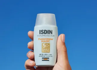 Izdelek za zaščito pred soncem, ki se lahko nanaša tudi na mokro kožo isdin