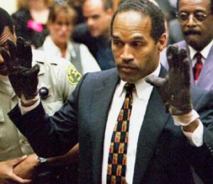 O. J. Simpson med sojenjem junija 1995, ko si je nadel rokavice, ki naj bi jih uporabil pri umoru.