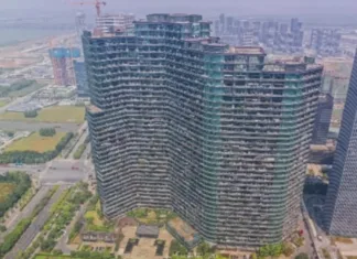 Cenejša kot stanovanje v Sloveniji – bi živeli v stavbi, ki ponuja praktično vse? Velikanska stavba, ki je dom 30 tisoč prebivalcem