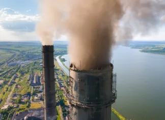 Revolucija v shranjevanju ogljika: Razvili tehniko brez kemikalij Aerial view of coal power plant high pipes with black smokestack polluting atmosphere. Electricity production with fossil fuel concept.