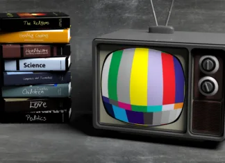 Knjige, za katere nisi vedel, da so filmi Antique TV set and stack of books, on blackboard background. 3D rendering