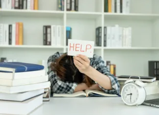 Miti in resnice o programu Mednarodna matura Asian student man have anxiety because of exams, male prepare for test and learning lessons in the library. stress, despair, haste, misunderstanding reading, discouraged, expectation, knowledge, tired