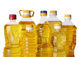 So semenska olja strup modernega človeka? Bottles of cooking oil on white background