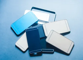 Telefonske znamke, ki jih ne pozna nihče, a so primerljive z najboljšimi Case cover for smartphone. Plastic accessories waste. Heap of cheap low quality products equipment. Right choice matters.