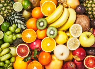 Top 5 najslajših sadežev na svetu glede na Brixov indeks Fresh fruit background. Healthy eating and dieting concept. Winter assortment. Top view