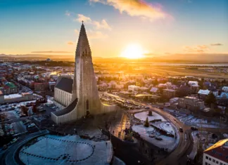 Top 10 Reykjavík, najlepše destinacije islandske prestolnice Hallgrimskirkja church and Reykjavik cityscape in Iceland aerial view