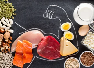 Kako nevarna je lahko visokoproteinska dieta? High protein food for body builders as meat, fish, dairy, eggs, buckwheat, oatmeal, nuts, bean, pumpkin seed and sunflower seed. Top view.